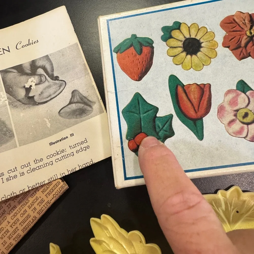 Aunt Chick Flower Garden Cookie Cutters Set Yellow Vintage 1950s Kitchenware